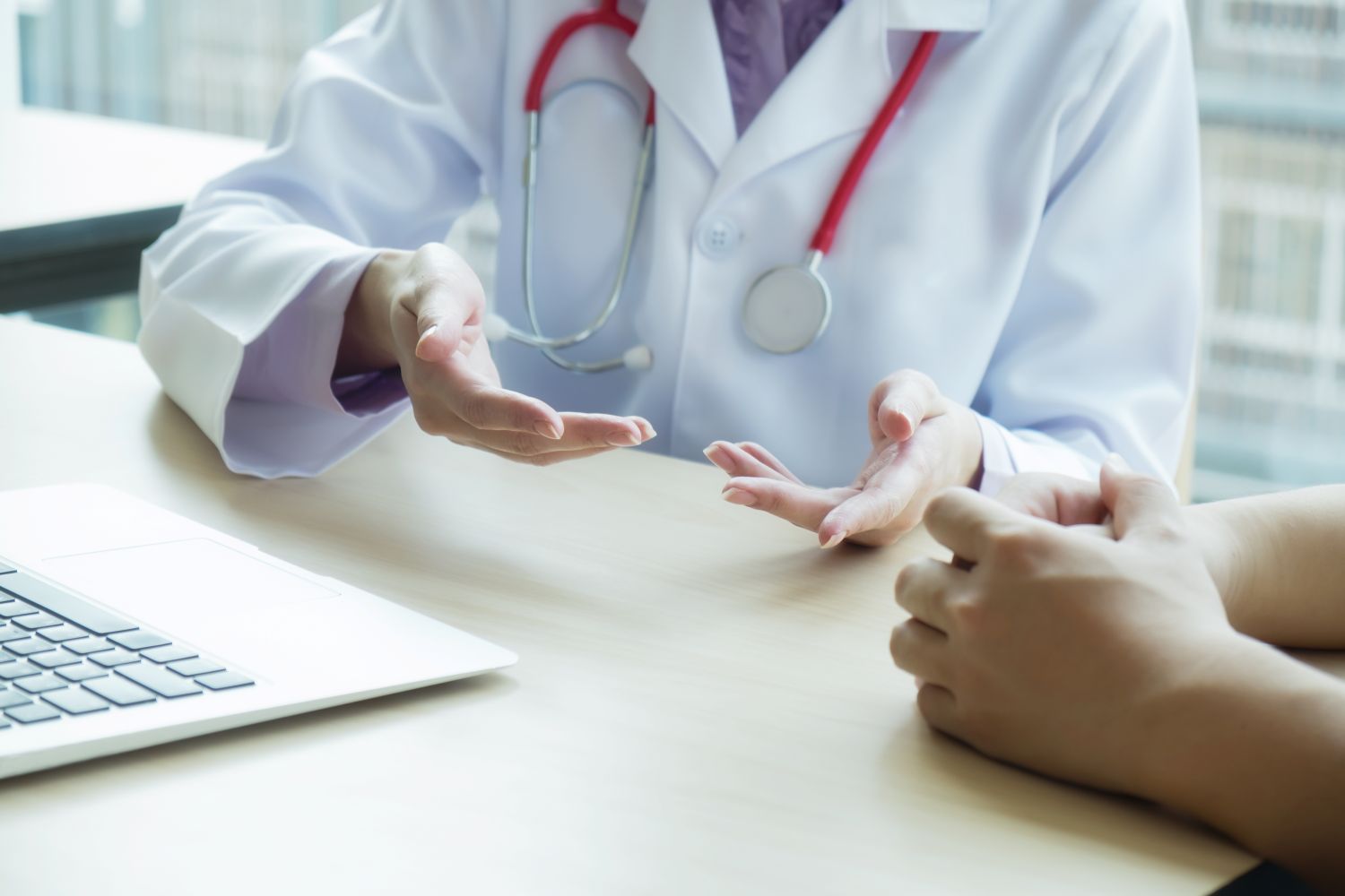 vecteezy-stanovenie-diagnozy-celiakia-patri-do ruk-lekara-1500